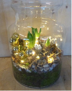 KERSTSTUKJE 'KIROV' MELKFLES GLAS 30 CM HOOG HYACINTEN MET LAMPJES EN GOUDEN KERSTBALLETJES WARENTUIN NATUURLIJK