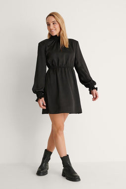 NA-KD Padded Shoulder Mini Jurk - Opstaande kraag - Gewatteerde schouders - Zwart - Maat 38