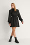 NA-KD Padded Shoulder Mini Jurk - Opstaande kraag - Gewatteerde schouders - Zwart - Maat 38