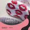SMUG Slaapmasker met Roze Oordopjes en Opbergzakje - 100% Verduisterend - Verstelbaar Oogmasker in Satijn - Kiss Print
