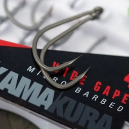 Korda Kamakura Wide Gape - Vissers Pakket Deal - 2 pakjes haken + 2 rollen lijn + PVA Kit + 500 ml Tiger Nuts + 1000 m Mono + 2 kg Pellet Mix + 1 Finger Stall + 1 molen + 1 hengel (1 complete bundel)