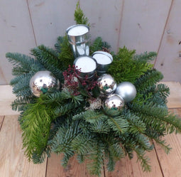 Kerststukje 'Voronezj' Wit-Zilver met drie hoge theelichtjes dia. 3...