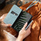 Selencia Hoesje Geschikt voor iPhone 13 Hoesje Met Pasjeshouder - Selencia Surya 2-in-1 Uitneembare Vegan Lederen Bookcase - Blauw