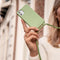iMoshion Hoesje Geschikt voor iPhone SE (2022) / SE (2020) / 8 / 7 Hoesje Met Koord - iMoshion Color Backcover met afneembaar koord - Groen