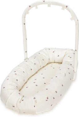 Konges Sløjd Babynest met boog voor speeltjes - Cherry