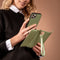 Selencia Hoesje Geschikt voor Samsung Galaxy A33 Hoesje Met Pasjeshouder - Selencia Tierra Uitneembare Slang Clutch - Groen