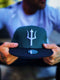 Capiche® Snapback Pet Heren – Typhon – Groenblauw & Zwart – Verstelbaar met Druksluiting – Sportcap – Baseball Cap – Mannen Cap – Griekse Mythologie