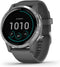 Garmin Vivoactive 4 45 mm grijs met een grijze siliconen polsband