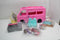 Barbie Droomcamper - Speelset met 7 speelplekken en 60+ accessoires - Multicolor