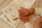 Little Dutch - Activiteitenboekje - Zachte texturen en rammelaar - Créme