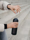 waterdrop® Glazen Drinkfles 600 ml - Duurzaam Borosilicaatglas - Neopreen Hoes en Bamboe Dop - Black Frosted