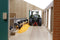 Kids Globe - Ligboxenstal Hout - Met Melkunit 1:32 - Multikleur