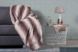 Woondeken plaid taupe 150x200 rabbitfur look met zachte gevoerde binnenkant.