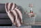 Woondeken plaid taupe 150x200 rabbitfur look met zachte gevoerde binnenkant.