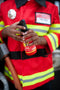 Den Goda Fen Verkleedkledij Brandweer - Kostuum bestaande uit jas, helm, bijl, badge en brandblusser - Multi - Maat 3-4 jaar