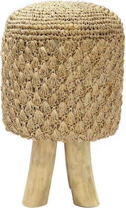 De met raffia beklede kruk