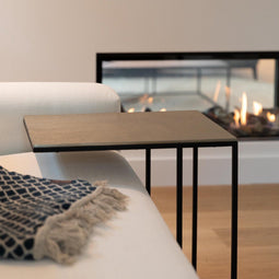 Atmooz - Bijzettafel Vanger - ruw antiek brons - Rechthoekig - Binnen - Interieur - Goud Brons en zwart - Hoogte 55cm - Metaal