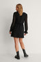 NA-KD Frill V-Neck Mini Jurk - V-hals met ruches - Zwart - Maat 38