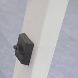 Linesto N4 bureau, hoogte instelbaar (65-85cm) met 180x80cm Honey Castello zwevend 25mm blad en aluminium (RAL9006) vierpoot N-frame (poot rechthoekig 66 x 26 mm.), (met geïntegreerde kabelgoot)