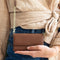 Selencia Hoesje Geschikt voor Samsung Galaxy S20 Ultra Hoesje Met Pasjeshouder - Selencia Eny Uitneembare Vegan Lederen Clutch - Bruin