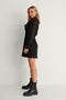 NA-KD Frill V-Neck Mini Jurk - V-hals met ruches - Zwart - Maat 38