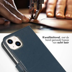Selencia iPhone 13 - Echt Lederen Bookcase - 3 Pashouders - Blauw