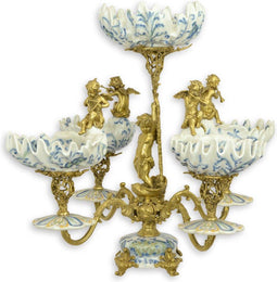 EEN OP MESSING GEMONTEERDE PORSELEINEN TAFELSTUK