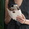 Selencia Hoesje Geschikt voor iPhone 12 Pro / 12 Hoesje Met Pasjeshouder - Selencia Tierra Uitneembare Slang Clutch - Wit