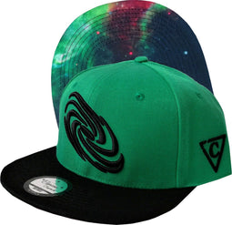 Capiche® Snapback Pet Heren – Green Galaxy – Groen & Zwart – Verstelbaar met Druksluiting – Sportcap – Baseball Cap – Mannen Cap – Binnenkant bedekt met Galaxy