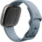 Fitbit Versa 4 - Smartwatch - Ingebouwde GPS en 40+ trainingsmodi - Zilver (Blauw)
