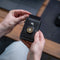 AdroitGoods Pasjeshouder 8 Pasjes Portemonnee - Creditcardhouder Met RFID Technologie - AirTag Leder/Carbonfiber