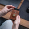 AdroitGoods Pasjeshouder 8 Pasjes Portemonnee - Creditcardhouder Met RFID Technologie - AirTag Leder/Bruin