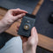 AdroitGoods Pasjeshouder 8 Pasjes Portemonnee - Creditcardhouder Met RFID Technologie - AirTag Leder/Blauw
