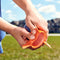 Aerobie - Super Sonic Fin Catch-rugbyspeeltje - Aerodynamische Russell Wilson-rugbybal met zachte constructie buitenspellen - Blauw en oranje