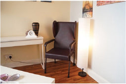 Aidapt oorfauteuil met armleuning - hoogte verstelbaar - bruin