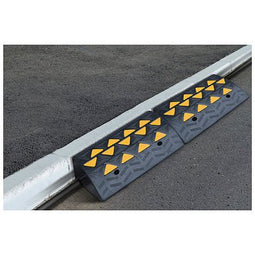 Aidapt Rubber Kerb Ramp 6" – Duurzame Oplossing voor Drempels en Kerbs