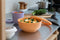 Amuse Tylla Peach Snack Bowl - Perfect Afsluitbare Snackdoosje - Voor onderweg - Vaatwas, magnetron, en diepvriesbestendig - Oranje - 200 ml