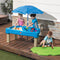 Step2 Cascading Cove Zand & Watertafel - Met Deksel, Parasol & 6 Accessoires - Activiteitentafel / Zandtafel met deksel voor de tuin / buiten - Waterspeelgoed voor kinderen