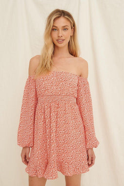 NA-KD Reborn - Off Shoulder Smocked Mini Jurk - Gecertificeerd gerecycled polyester - Painted Floral Coral