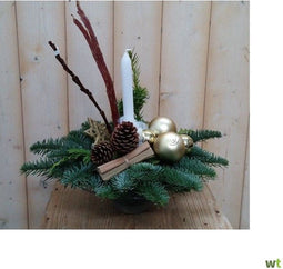Kerststukje 'Moskou' dia. 30 cm in schaal witte kaars met gouden ke...