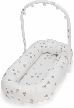 Konges Sløjd Babynest met boog voor speeltjes - Parachute