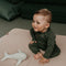 Baby Boxkleed 75 x 95 - Speelkleed 100% biologisch katoen - Speelmat Desert Sand - Bruin - Snoozebaby