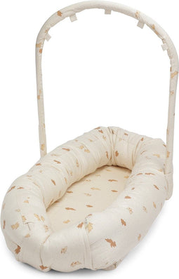 Konges Sløjd Babynest met boog voor speeltjes - Petit Lapin