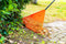 BLACK+DECKER Tuinhark BXGTTO7003 - 178 x 60 x 3 CM - Bladhark met Comfortabele Handgreep - Terugverende Hark - Oranje/Zwart