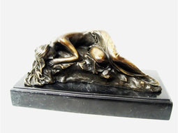 BRONZEN BEELD VAN DE SLAPENDE SCHOONHEID