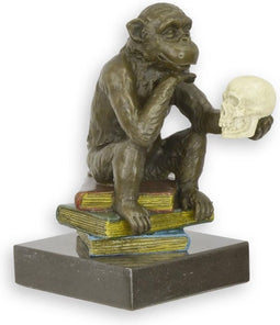 BRONZEN BEELD VAN EEN DARWIN AAP OP BOEKEN ANTIEKE KLEUR