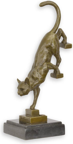 BRONZEN BEELD VAN EEN KAT DIE DE TRAP AFLOOPT