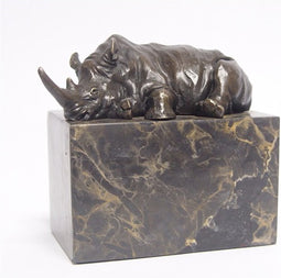 BRONZEN BEELD VAN EEN LIGGENDE NEUSHOORN