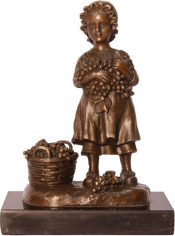 BRONZEN BEELD VAN EEN MEISJE MET EEN MANDJE DRUIVEN