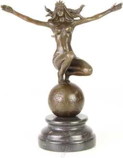 BRONZEN BEELD VAN EEN VROUW OP DE TOP VAN DE WERELD